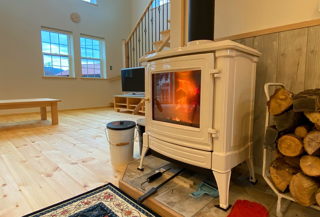 白い薪ストーブ