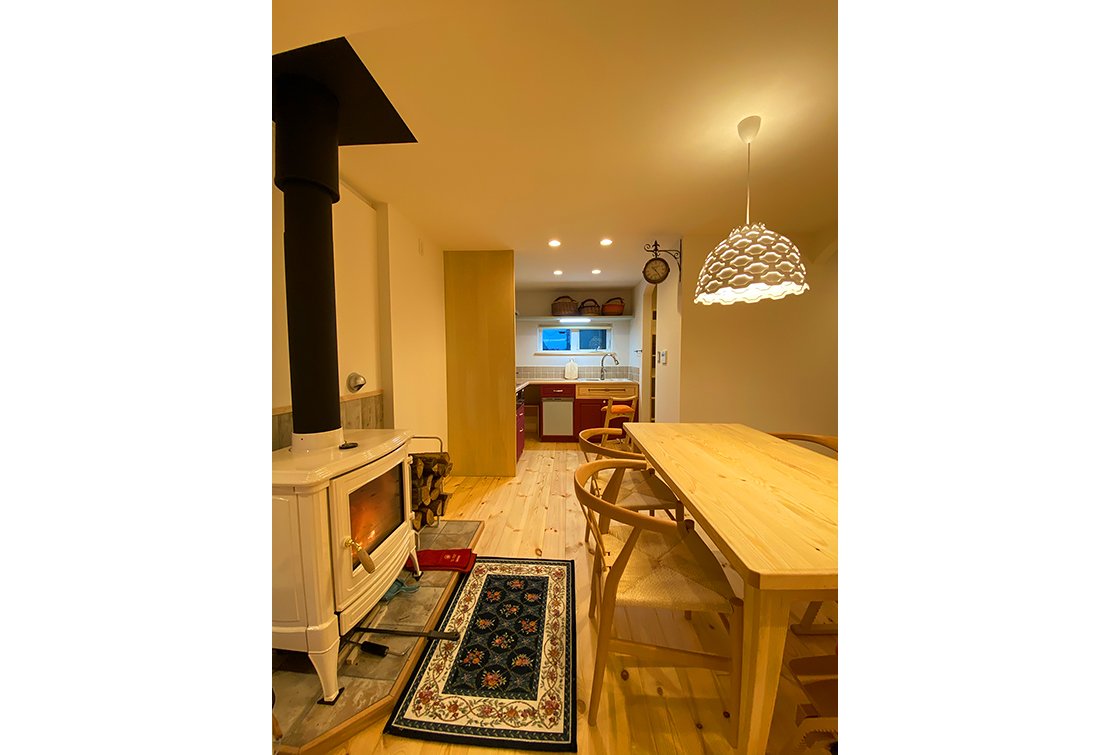 薪ストーブとダイニング