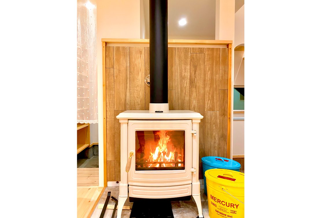 白い薪ストーブ